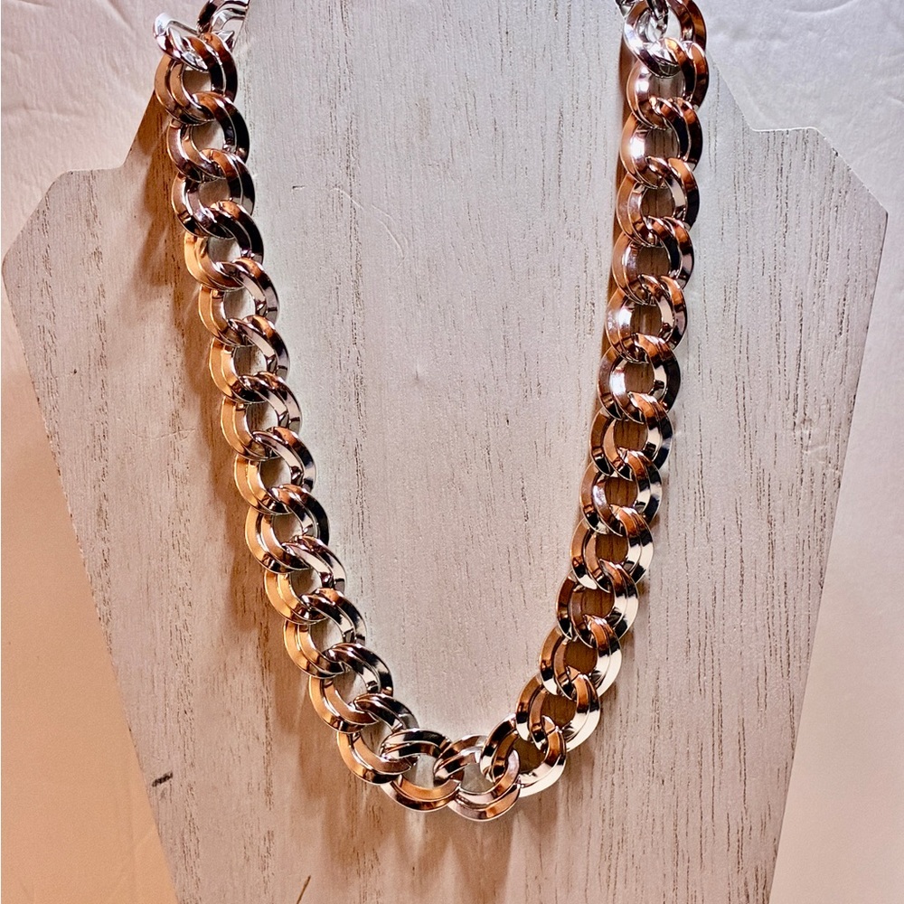 Vintage Signed “MONET” Heavy Chain-linked Necklace in a Silver Tone Setting - Picture 11 of 12